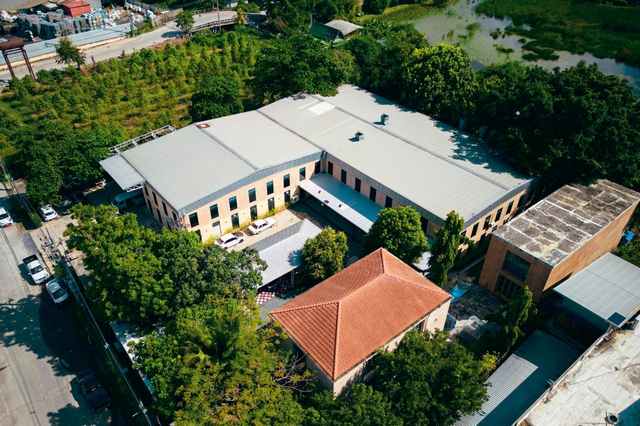 ขายโรงงาน พร้อมสิ่งปลูกสร้าง ซอยบางปลา 2 บางพลี ขนาด 4-2-0 ไร่ พื้นที่ใช้สอยรวม 1,345 ตารางเมตร แปลงสวยใกล้หัวมุมถนน พร้อมใบอนุญาต รง.4 ใกล้สนามบินสุวรรณภูมิ ราคา 69,000,000 บาท ค่าโอนผู้ซื้อผู้ขายคนละครึ่งที่ดินพร้อมสิ่งปลูกสร้าง ขนาด 4 ไร่ 2 งาน 0 ตารางวา หน้ากว้างประมาณ 114 เมตร ลึก 70 เมตร พื้นที่ใช้สอยรวม 1,345 ตารางเมตร ประกอบด้วยโรงงานหลักขนาด 840 ตารางเมตร และอาคารอื่นรวม 6 ห