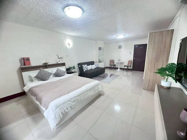 ขายพร้อมผู้เช่า 1.79 ล้าน  #ศรีธนา2  ทำเลดี เดินทางสะดวก ใกล้นิมมาน และสิ่งอำนวยความสะดวกครบ  #เหมาะสำหรับนักลงทุน รับรายได้ต่อเนื่องทันทีจากผู้เช่าปัจจุบันชั้น 3ห้องสตูดิโอ 1 ห้องน้ำ รายได้ค่าเช่าเดือนละ 8,000 บาท สัญญาเช่าถึงวันที่ 27 มิถุนายน 2569 ราคาขาย 1.79 ล้านบาท พิเศษ! ราคานี้สำหรับผู้โอนภายในวันที่ 30 พฤศจิกายน 2569 เท่านั้น For Sale with Tenant – Sritana Condominium 2 3rd Floor | Great Location, easy access to Nimman and nearby ameniti