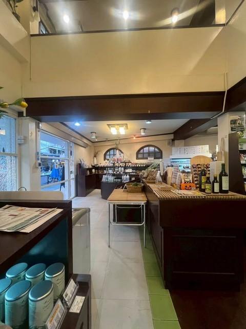 ให้เช่า อาคาร พาณิชย์ 5 ชั้น สุขุมวิท 37 ใกล้ EmQuartier ใกล้ BTS พร้อมพงษ์ ทำเลดีมาก เหมาะทำธุรกิจ*** ราคาเช่า 300,000 บาท / เดือน ประกัน 3 เดือน ล่วงหน้า 1 เดือนติดต่อ คุณช่อผกา 0616198565 LINE 0616198565หากไม่รับสาย รบกวนขอความกรุณาลูกค้า @line ทิ้งรูปและข้อมูลไว้นะคะhttps://line.me/ti/p/zu0mm-ozFXอาคารพาณิชย์ 5 ชั้น สุขุมวิท 37 ใกล้ BTS พร้อมพงษ์- พื้นที่ 550 ตารางเมตร- 4 ห้องนอน- 5 ห้องน้ำ- หน้ากว้าง 9 เมตร- จอดรถหน้าตึกได้ 5 คัน