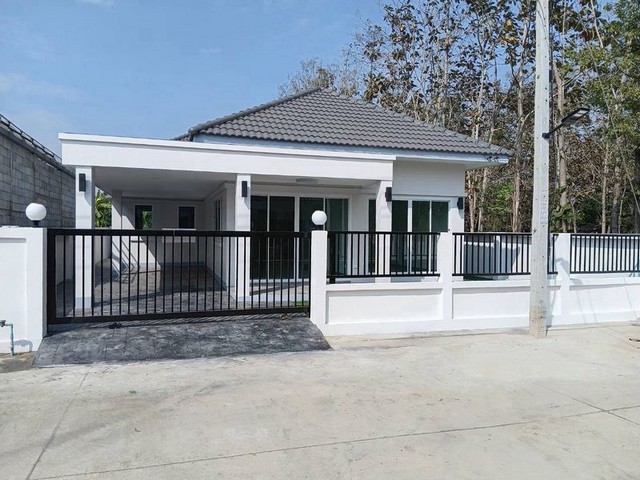 ขายต่ำกว่าราคาประเมิน ลดราคาขายเพียง 1.59 ล.เท่านั้น #หนองแฝก #สารภี บ้านเดี่ยวชั้นเดียว มีเพียงหลังเดียวเท่านั้น!! อยู่ในแหล่งชุมชน #ใกล้โรงเรียนวชิราลัย เข้าเมืองง่าย เดินทางสะดวกขนาด 56.3 ตรว.3 ห้องนอน 2 ห้องน้ำ1 ห้องครัว1 ที่จอดรถรูปแปลงสวยสี่เหลี่ยมน้ำไฟ พร้อม สถานที่ใกล้เคียงรร.วชิราลัย สารภีสถานที่ราชการตลาด7-11อยากได้อสังหาโซนไหน สอบถามเข้ามาได้เลยต้องกา