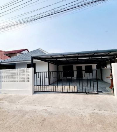 ขาย 1.99 ล้านบาท* บ้านชั้นเดียวรีโนเวทใหม่ทั้งหลังต.สันกลาง อ.สันกำแพง จ.เชียงใหม่โทนขาวมินิมอล พื้นที่กว้าง ใช้งานสะดวก พร้อมเข้าอยู่บ้านสวย ราคาดี ทำเลปลอดภัย อยู่กลางชุมชน เดินทางเข้าเมืองเพียง 10–15 นาทีเข้า–ออกได้ 2 เส้นทาง สันกำแพงสายเก่า / สายใหม่___รายละเอียดบ้าน• ขนาดที่ดิน 42 ตร.ว.• พื้นที่ใช้สอยรวม … ตร.ม. (เพิ่มให้ได้ค่ะ)• 3 ห้องนอน | 2 ห้องน้ำ• 1 ห้องครัว• 1 ห้