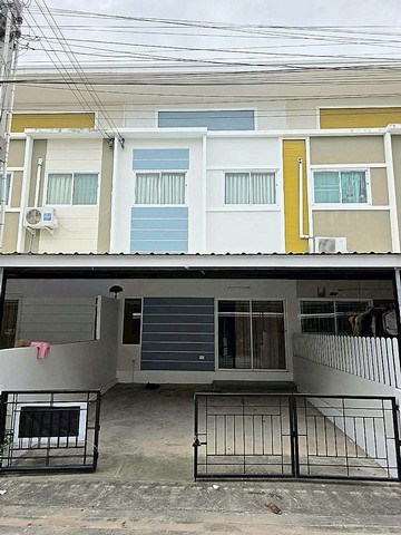 ขายทาวน์เฮ้าส์พานทองชลบุรี หมู่บ้านเพชรธารา  ขายทาวน์เฮ้าส์ 2 ชั้น ทำเลทอง  ใกล้นิคมอมตะชลบุรี