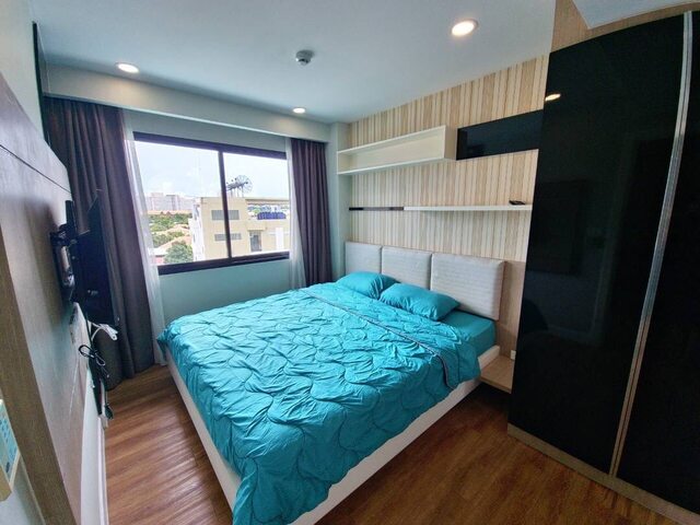 F14M0005คอนโด Dusit Grand Park 1 — ทำเลเทพประสิทธิ์ ซอย 9คอนโดรีสอร์ตสไตล์ ใกล้ทะเล เดินทางสะดวก สิ่งอำนวยความสะดวกครบ พร้อมเข้าอยู่ได้ทันที! รายละเอียดห้อง• 1 Bedroom • 1 Bathroom• ชั้น 8 อาคาร A• ขนาด 35 ตร.ม.• วิวเมือง City View• ห้องสวย เฟอร์นิเจอร์ครบ Fully Furnished พร้อมอยู่ สิ่งอำนวยความสะดวก• สระว่ายน้ำขนาดใหญ่• ฟิตเนส / Gym• ระบบรักษาความปลอดภัย 24 ชม.• ที่จอดรถสะดวก ราคาขายเพียง 2,500,000 บาท• ค่าโอน 50/50เหมาะ