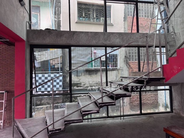 ให้เช่าร้านอาหารย่านห้วยขวางสุทธิสารดินแดง 2.5ชั้น 900 ตร.ม.จอดรถ 30 คันเหมาะทำสำนักงานออฟิศและกิจการอื่นๆร้านอาหาร ชาบู คาเฟ่ใกล้MRTห้วยขวาง ม.หอการค้า เทวาลัยพระพิฑเนศ ตลาดห้วยขวาง***ขอรูปเพิ่มเติมแอดไลน์มานะครับ***ราคาเช่า 250,000 บาท (ประกัน 3 เดือน ล่วงหน้า 1 เดือน สัญญาขั้นต่ำ 3 ปี )ที่ตั้ง ถนนรัชดา แขวงดินแดง เขตดินแดง กรุงเทพมหานคร 10400ติดต่อ : คุณภัสพงณ์ 0634098164Line : deedaa23เนื