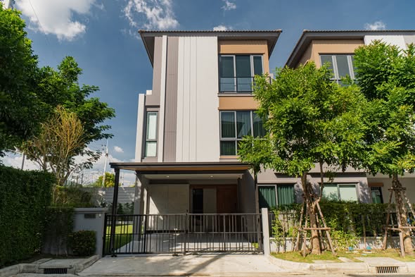 ขาย / ปล่อยเช่าบ้านแฝด ????บ้านกลางเมือง ดิ อิดิชั่น ศรีนครินทร์-สวนหลวง????ขาย 12,500,000 บาท????- ค่าโอน 50/50 ????ให้เช่า 110,000 บาท/เดือน????- ชำระมัดจำ 2 เดือน + ค่าเช่า 1 เดือนล่วงหน้า สัญญา 1ปี???? รายละเอียดบ้าน ????- บ้านเลขที่ 262/1 - พื้นที่บ้าน 57 ตรว.- พื้นที่ใช้สอย 240 ตรม.- บ้านหันทางทิศใต้- บ้านแฝด 3 ชั้น หน้ากว้าง 9.8 เมตร- บ้านใหม่มือ1 พึ่งตกแต่งเสร็จยังไม่เคยมีใครมาอยู่- บ้านหลังริมสุดในซอย / บ้า