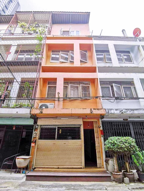 ซอยตัน เดินทางง่าย ถ.สุขุมวิท อ่อนนุช โลตัส สุขุมวิท50 800ม. ให้เช่าสำนักงาน หรือ โชว์รูมเท่านั้น ทั้ง 4 ชั้น สุขุมวิท 89-97 BTS อ่อนนุช 700ม. BTS บางจาก 250ม.17 ตร.วา. 372 ตร.ม. 24,999 B-M. รร.นานาชาติวัฒนสถิตย์ 700ม. 3นอน 2น้ำ เงียบสงบ ลมเย็น เหมาะกับสำนักงาน ออฟฟิศ workshop หรืออยู่อาศัย  Lotus Sukhumvit 50 800 m. 4-story Office or showroom for rent only BTS Bang Chak 250 m.for rent 17sq.wa. 372sq.m. 24,999 B-M. Sukhumvit89-97 BTS OnNut. 700m. 700 from Watthanasatit Inter Sch. 3bed 2bath. Quiet and breezy. Ideal for an office workshop or residential use. Located on  a dead-end alley. Easy access to S