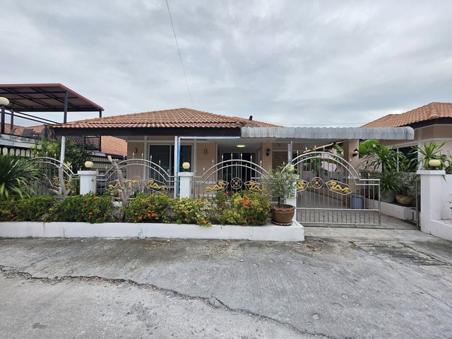 ปล่อยเช่าบ้านเดี่ยว 52 ตารางวา พิกัด ซอยสยามคันทรีคลับ บางละมุง ชลบุรีรหัส TTR 2600ปล่อยเช่าบ้านเดี่ยว 52 ตารางวา พิกัด ซอยสยามคันทรีคลับ บางละมุง ชลบุรีพิกัด ซอยสยามคันทรีคลับ บ้านเดี่ยว 52ตรว...- 2ห้องนอน - 2ห้องน้ำ - 1ห้องครัว -1ที่จอดรถ.. - เฟอร์นิเจอร์ครบครัน✅️หน้ามบ. มี 7-11.. ใกล้ขอบอ่างมาบปีะชัน❌️❌️ไม่รับสัตว์ทุกชนิด❌️❌️20,000บาท มัดจำ 2เดือน /ล่วงหน้า 1เดือน สัญญารายปี สนใ