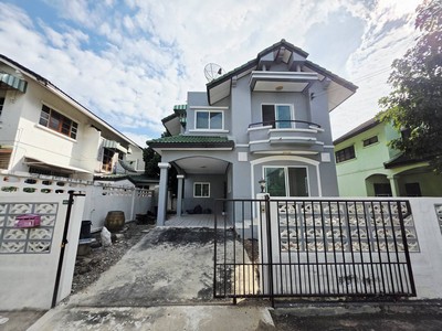 ลดแรงกว่านี้ไม่มีอีกแล้ว! เหมือนได้บ้านใหม่ ขายบ้านเดี่ยว2ชั้น หมู่บ้านลัลลี่วิลล์ คูคต ย่านคูคต ถนนลำลูกกา-คูคต ใกล้ทางทางยกระดับอุตราภิมุข ใกล้สถานีรถไฟฟ้าคูคต ฟรี!!!   4 นอน 3 น้ำ 1 โซนห้องรับแขก จอดรถได้ 2 คัน.รายละเอียดห้อง- ขนาด 168 ตร.ม. - ที่ดิน 56 ตร.ว.- รีโนเวทใหม่ทั้งหลัง เหมือนได้บ้านใหม่.- พร้อมย้ายเข้าอยู่- 2 ชั้น- 4 ห้องนอน- 3 ห้องน้ำ- 1 โซนรับแขก- จอดรถได้ 2 คัน.ราค