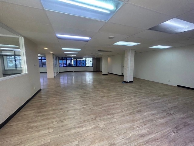 ให้เช่าออฟฟิศ ชั้น 4 ใจกลางสาทร ขนาด 182 ตร.ม ใกล้ BTS ช่องนนทรี, เซนต์หลุยส์ => ขนาด 182 ตรม. ชั้น 4 ทั้งชั้น=> ใกล้ BTS ช่องนนทรี, เซนต์หลุยส์=> ห้องพร้อมใช้งาน=> มีที่จอดรถ=> ปลอดภัย มีรปภ. 24 ชม.=> สิ่งแวดล้อมร่มรื่น มีสิ่งอำนวยความสะดวกครบครัน แวดล้อมด้วย ร้านอาหาร, ร้านกาแฟ, Street food, 7-11 (3 ร้าน), สปา, ร้านซักแห้งราคาเช่า : 72,800 บาท (400 บาทต่อตารางเมตร)มัดจำ3 ล่วงหน้า1 สัญญาขั้นต่ำ 1 ปี#รหั