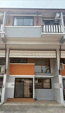 บ้านเช่า 3 ชั้น 20,000 บาท/เดือน The #GreeneryLoft @ #ท่าศาลา ทำเลดี ใจกลางเมือง! เพียง 400 ม. จากแยกแมคโคร ใกล้แหล่งอำนวยความสะดวกมากมาย สามารถใช้ทำ #โฮมออฟฟิศ หรือเชิงพาณิชย์ได้ 3 ห้องนอน4 ห้องน้ำที่จอดรถ 2 คัน แอร์ 3 ตัว เครื่องทำน้ำอุ่น 3 เครื่อง เฟ ฟรี เน็ต 3bb ราคาเช่า: 20,000 บาท/เดือนสัญญาขั้นต่ำ 1 ปีค่าประกัน 2 เดือนสถานที่ใกล้เคียง แมคโคร | เซ็นทรัลเฟสติวัล | บิ๊กซี เอ็กซ์ตร้า | บิ๊กซี ดอ