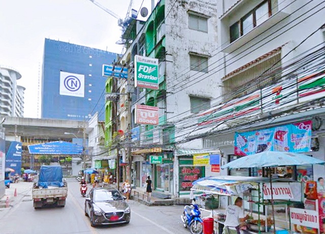  ให้เช่าสำนักงาน หรือ โชว์รูมเท่านั้น 4ชั้น สุขุมวิท89-95 BTSบางจาก 308 ม.โลตัส สุขุมวิท50 900 ม. 3นอน เหมาะสำหรับสำนักงาน ออฟฟิศ  หรืออยู่อาศัย สอนภาษา  รร.นานาชาติเวลส์ 450 ม.18 ตร.วา. 210 ตร.ม.24,999 B-M แหล่งช้อปปิ้ง เดินทางสะดวกสบาย ปากซอยมีวินรถสองแถววิ่งผ่าน 2น้ำ  BTS BangChak 308m. Office or showroom for rent only Lotus Sukhumvit 50 900 m. Sukhumvit89-95 Commercial building 4Storeys building 3bed 2 bath suitable for office language school or residence. Wells International School 450 m. 18 sq.wa. 210 sq.m. 24,999 B-M shopping area convenient transportation at the entrance of the alley there i