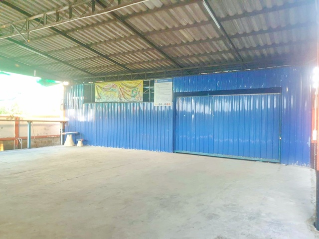 บิ๊กซี  ลำปาง 2.2 กม. ทำเลดี ติดถนนหลัก แถวนาก่วมใต้ ถ.พหลโยธิน รถไฟ ขาย-เช่าโกดัง พร้อมออฟฟิศ 105ตร.ว รร.อัสสัมชัญลำปาง 2.1 กม.420ตร.ม.นครลำปาง 1.9 กม. 14,998 B-M.เหมาะกับทำขนส่ง หรือขายของ 1 นอน 1 น้ำ ตลาดนาก่วมใต้ 500 ม. แหล่งช้อปปิ้ง ท่องเที่ยว หลักกิโลยักษ์ แยก 5 เชียง 800 ม. Assumption College Lampang 2.1km. 420sq.m. Warehouse for sale-rent with office 105sq.wa. 14,998 B-M.Phahonyothin Rd. Nakhon Lampang Railway Station 1.9km. BigC Lampang 2.2km. Good location on the main road in the Nakum Tai area suitable for transportation or sales 1 bed 1 bath Nakum Tai Market 500 m. Shopping and t