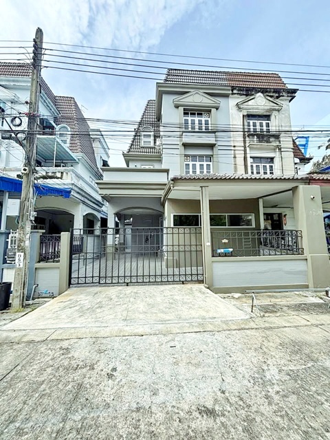 รร.นานาชาติคริสเตียนกรุงเทพ 3.0 กม.ศรีนครินทร์22-26 ให้เช่าบ้านทาวน์โฮม 3 ชั้น อ่อนนุช 37-41 5นอน MRT คลองกลันตัน 1.4 กม. ปรับปรุงใหม่ สภาพดี ห้องกว้าง โปร่งสบาย หรูหรา เหมาะสำหรับโฮมออฟฟิศ สำนักงาน  5 น้ำ 27,998 B-M.ธัญญะ พาร์ค 1.5 กม.แหล่งช้อปปิ้ง ศรีนครินทร์ อ่อนนุช สวนหลวง ร.9Srinakarin 22-26 MRT KhlongKlantan. 1.4km. OnNut37-41 5bed 3-story townhouse for rent Renovated in good condition Spacious airy and luxurious 3km. to Bangkok Christian International School Ideal for a home office or office 5bath 27,998B-M. Thanya Park 1.5km. to shopping areas like Srinakarin On Nut a