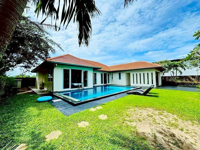 ให้เช่า พูลวิลล่า 4นอน  สยามคันทรี คลับ โรลลิ่ง ฮิลล์ 3กม. ฟลาวเวอร์แลนด์ พัทยา 3.6กม. พร้อมสระว่ายน้ำส่วนตัว พัทยา ฝั่งข้ามทางรถไฟ ทุ่งกลม-ตาลหมัน รร.นานาชาติหัสดิน 2.4กม.  63ตร.วา. 250ตร.ม. ตกแต่งครบพร้อมเฟอร์ฯ 6 น้ำ 69,999 B-M.ใกล้แหล่งท่องเที่ยว ฟลาวเวอร์แลนด์ พัทยา 3.6 กม. หมู่บ้านช้างพัทยา ถ.ทุ่งกลม-ตาหมันFor Rent pool villa 4bed Siam Country Club Rolling Hills 3km. Flowerland Pattaya 3.6km. in Pattaya across from the railway line Thung Klom-Tal Man Road. Hasdin International School 2.4km. 63sq.wa. 250s