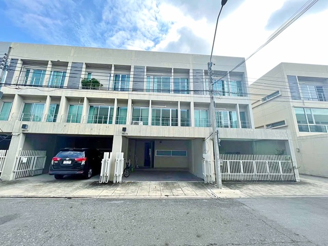 เดอะไนน์ พระราม 9 1.2 กม. พัฒนาการ18-26 พระราม9 ARL รามคำแหง 1.8 กม. ให้เช่าทาวน์โฮม 3 ชั้น 3 นอน 3 น้ำ รร.นานาชาติคริสเตียนกรุงเทพ 1.9 กม. 22 ตร.วา. 264 ตร.ม. 39,999 B-M. เหมาะกับโฮมออฟฟิศ เดินทางสะดวก โนเบิลThe Nine Rama 9 1.2 km. Pattanakarn18-26 Rama9 ARL Ramkhamhaeng 1.8 km. 3-story townhome for rent  area 3 bed 3 bath Bangkok Christian International School 1.9 km. 22 sq.wa. 264 sq.m. 39,999 B-M. Soi . Suitable for home office.  Convenient transportation. แยก-พัฒนาการ 25 ถ. พัฒนาการ18-26 อ่อนนุช ศรีนครินทร์  แขวงสวนหลวง เขตสวนหลวง กรุงเทพมหานคร22 ตร.วา. 264 ตร.