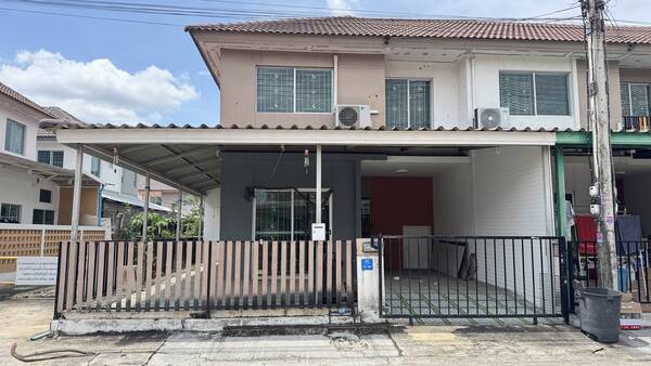 รหัสทรัพย์ C 27909โอกาสดี! ทาวน์เฮ้าส์ทำเลทอง ราคาถูกกว่าตลาดโครงการพฤกษา 79 – ลำลูกกา ลาดสวายทาวน์เฮ้าส์หลังมุม บรรยากาศเป็นส่วนตัว ทำเลดี เข้า-ออกสะดวกรายละเอียดทรัพย์เนื้อที่ 24.3 ตร.ว.3 ห้องนอน | 2 ห้องน้ำแอร์ 3 เครื่องต่อเติมครัวหลังบ้านมีเฟอร์นิเจอร์ให้บางส่วนราคาสุดคุ้มเพียง 2,300,000 บาท (ถูกกว่าราคาตลาดในละแวกเดียวกัน)ค่าโอนคนละครึ่งสิ่งอำนวยความสะดวกโครงกา