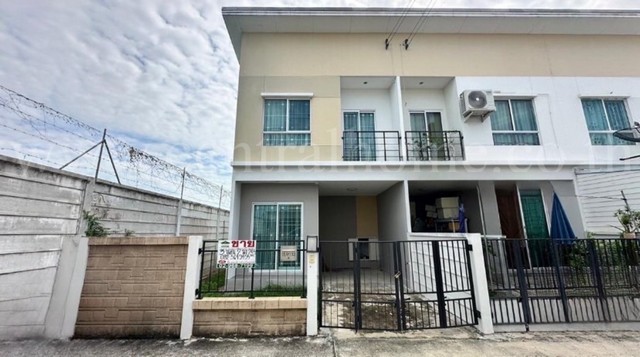 รหัสทรัพย์ : N0733ทาวน์โฮม ดิ เอสเซนส์ ชัยพฤกษ์-วงแหวน แปลงริม เฟอร์ครบพร้อมอยู่ที่ตั้ง : ถนนบ้านกล้วย-ไทรน้อย ตำบลไทรน้อย อำเภอไทรน้อย จังหวัดนนทบุรี 11150รายละเอียดทรัพย์ - ทาวน์โฮม 2 ชั้น ขนาดพื้นที่ 24.50 ตารางวา พื้นที่ใช้สอย 100 ตารางเมตร- 3 ห้องนอน, 2 ห้องน้ำ, 1 ห้องครัว, 1 ที่จอดรถ- เฟอร์นิเจอร์ และห้องครัว Built-in- มุ้งลวดเหล็กดัด, ผ้าม่าน, Wall paper ทั้งหลัง, เตียงขนาด 6 ฟุต- 