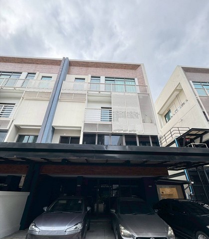 ขายโฮมออฟฟิศ 4 ชั้น เอกมัยรามอินทราโฮมออฟฟิศนวลจันทร์รามอินทรา40พื้นที่ : 44.6 ตารางวาพื้นที่ใช้สอย : 417 ตารางเมตรพิกัด : ดิสทริค โมเดิร์นออฟฟิศเอกมัย - รามอินทรา ซ.รามอินทรา40ชั้น 1- 1 ห้องทำงาน 1 ห้องครัว- 1 ห้องแม่บ้าน 1 ห้องเก็บของ- แอร์ 4 ทิศทาง 1 เครื่องใหญ่- แอร์ 1 เครื่องเล็กชั้น 2- 1 ห้องนอน 1 ห้องน้ำ- 1 ห้องรับแขก- แอร์ห้องนอน 1 ตัว- แอร์ห้องนั่งเล่น 1 ตัวชั้น 3- 1 ห้องครัว 1 ห้องร