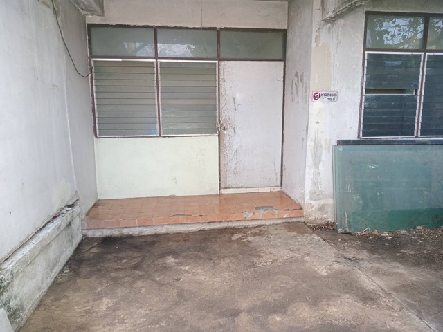  รหัสทรัพย์ (Code ID) :  PM-ASMET0452  ราคา   605,000 บาท (ราคาต่อรองได้) ▸ เนื้อที่  23 ตร.ว  พื้นที่ใช้สอย - ตารางเมตร   ▸ - ห้องนอน - ห้องน้ำ          ▸ 1 ที่จอดรถ   ทาวน์เฮ้าส์หันไปทางทิศ   พิกัดทรัพย์ :   https://maps.app.goo.gl/P5ph9VqogHkQyMH98  สถานที่ใกล้เคียง ▸ใกล้โลตัส รังสิต คลอง 7 ▸ใกล้วัดอัยยิการาม ▸ใกล้ดูโฮม รังสิต ▸ใกล้บิ๊กซี รังสิต คลอง 6  สอบถามเพิ่มเติม / นัดชม โทร. 097-419-5982(พลอย) โทร. 096-932-4624(ออมสิน) Line : @panaya (มี@ด้านหน้า)  ปรึกษาส