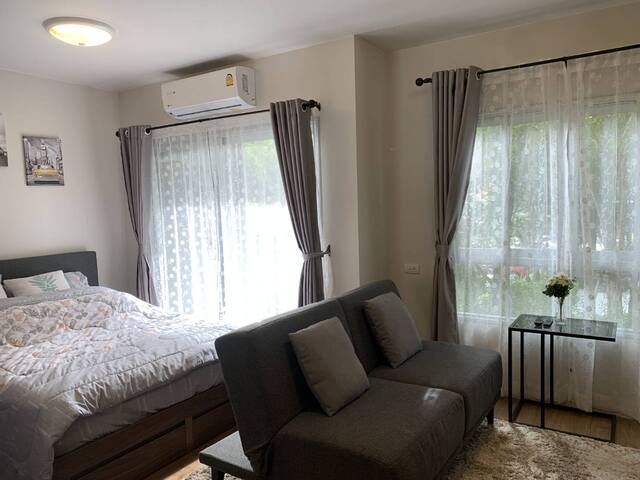 F0159ขายคอนโดหรูพร้อมเฟอร์นิเจอร์ใจกลางอำเภอศรีราชาโครงการดีคอนโดบลิชห้องชุดเลขที่98/10ชั้น1พื้นที่ใช้สอย 27 ตารางเมตรรายละเอียดห้อง :1 ห้องนอน1 ห้องน้ำ1ห้องครัวที่ตั้ง.ดีคอนโดบลิชศรีราชา ถนนสุขุมวิทย์ อำเภอศรีราชา จังหวัดชลบุรีราคาขาย 1,600,000 บาทคอนโดหรูวิวสวย บรรยากาศพักผ่อนสุดพิเศษ พร้อมสิ่งอำนวยความสะดวกครบครันของโครงการสอบถามเพิ่มเติมโทร: 062-978-1942ไลน์: 0629781942