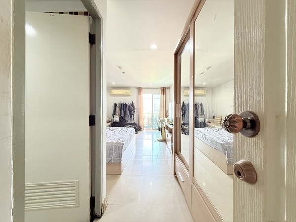 ขายรีเจ้นท์ โฮม5 รัชดาภิเษก 19 Regent Home 5 ชั้น 8 ตึกB ใกล้MRTรัชดาภิเษก รวมรีโนเวทใหม่ทั้งห้อง__VDO: https://youtu.be/kizk8FkLdLc__M-12971– ขนาดห้อง 31.04 ตร.ม – Studio แบบ 1 ห้องนอน 1 ห้องน้ำ 1 ครัว –  ชั้น 8 ตึกB  จำนวน 2 อาคาร– ระเบียงทิศตะวันออก รับแดดเช้า – รวมทาสีห้องให้ใหม่ (เลือกสีเองได้)– เปลี่ยนให้ใหม่ : สุขภัณฑ์, อ่าง,​เปลี่ยนประตูห้องน้ำ, ขัดพื้น– ทำให้ใหม่ : ส่วนครัว ทำซิงค์,​ตู้วางของ– 1 แอร์ , เครื่องทำน้ำ