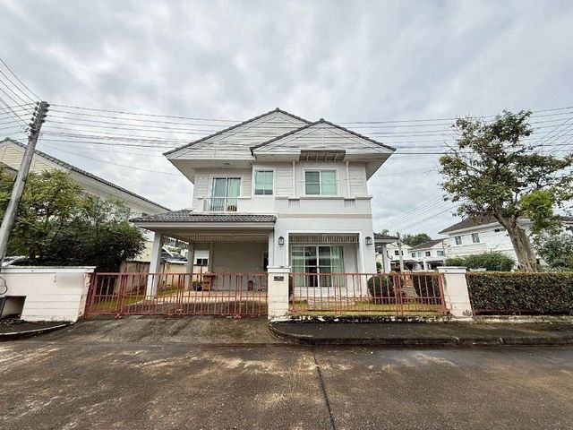 ขายด่วน! เพียง 4.5 ลบ. #พฤกษ์ลดา #แลนด์แอนด์เฮ้าส์ #แม่โจ้ #สันทราย บ้านพร้อมอยู่ สภาพใหม่มาก เจ้าของแทบไม่ได้อยู่ เหมือนซื้อบ้านมือ 1เนื้อที่ 63.3 ตร.ว.3 ห้องนอน | 3 ห้องน้ำบ้านหัวมุม จอดรถสะดวกแถมเฟอร์นิเจอร์ และของตกแต่งทั้งหลัง เข้าอยู่ได้เลย!สิ่งอำนวยความสะดวกในโครงการ:รปภ. 24 ชม. (ทั้งในหมู่บ้านและหน้าโครงการ)ฟิตเนสสระว่ายน้ำสวนสาธารณะทำเล: ต.หนองจ๊อม อ.สันทราย ใ