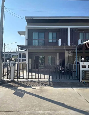 ขายทาวน์เฮ้าส์ กาญจน์กนก ทาวน์ 3, ใกล้มช.5กม. ต.สุเทพ, อ.เมืองเชียงใหม่, เชียงใหม่ 50200, ประเทศไทย ทาวน์โฮมมือสองสภาพใหม่ พร้อมเฟอร์ + เครื่องใช้ไฟฟ้าครบเซ็ต ทีวี 50นิ้ว ตู้เย็น,เครื่องซักผ้า!!! แต่งครบทั้งหลัง แค่ลากกระเป๋าเข้าอยู่ได้เลย! ขายเพียง 2.75 ลบ. 3 ห้องนอน |  2 ห้องน้ำ   จอดรถได้ 2 คันที่ดิน 34 ตรว.พื้นที่ใช้สอย. 120 ตรม. ติดแอร์ทั้งหลัง เย็นทั่วบ้าน ครัวบิวต์อินท็อปหินแก