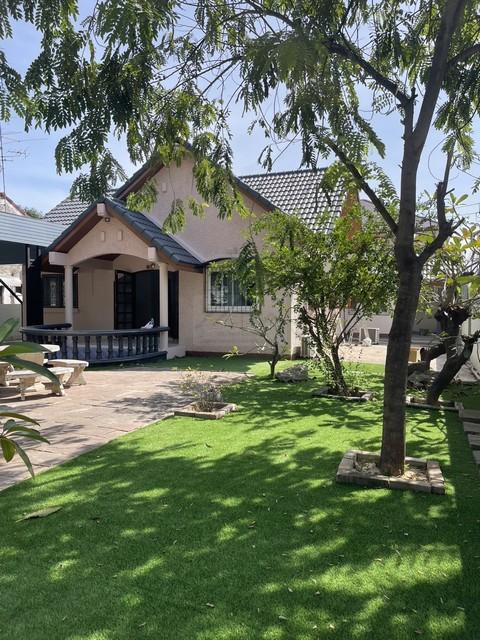 ให้เช่าบ้านเดี่ยว 1 ชั้น หมู่บ้านปลาทอง ศรีนครินทร์ ศรีด่าน 4 รถไฟฟ้าสายสีเหลืองผ่านหน้าหมู่บ้านราคาเช่า 20,000 บาท / เดือน ( สัญญาขั้นต่ำ 1 ปี ประกัน 2 เดือน ล่วงหน้า 1 เดือน )ที่ตั้ง ถนนศรีนครินทร์ ซอยศรีด่าน 4 ตำบลสำโรงเหนือ อำเภอเมืองสมุทรปราการ จังหวัดสมุทรปราการ 10270ติดต่อ : คุณภัสพงณ์ 0634098164Line : binkem22https://www.facebook.com/profile.php?id=61581484955548เนื้อที่ 107.5 ตารางวา พื้นที่ใช้สอย 430 ตารางเมตร จำนวน 1 