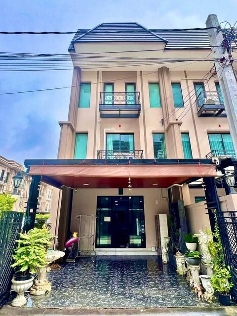 ขายโฮมออฟฟิศ 3 ชั้น โครงการดิไอเฟล รามคำแหง- กรุงเทพกรีฑา บิ้วอินฟรีของแถมทั้งหลัง ( ถูกสุดในโครงการ )ราคาขาย 4,200,000 บาท ที่ตั้ง ถนนวงแหวนรอบนอกตะวันออก แขวงสะพานสูง เขตสะพานสูง กรุงเทพ 10240ติดต่อ : คุณภัสพงณ์ 0634098164Line : binkem22https://www.facebook.com/profile.php?id=61581484955548พื้นที่ใช้สอย 200 ตารางเมตร จำนวน 3 ชั้น 3 ห้องนอน 3 ห้องน้ำ จอดรถ 3 คันมี 1 ห้องแต่งตัว 2 ห้องโถง 1 ห้องครัว 1 ดาดฟ้า แถมแอร์ แถมกล้องวงจรปิ