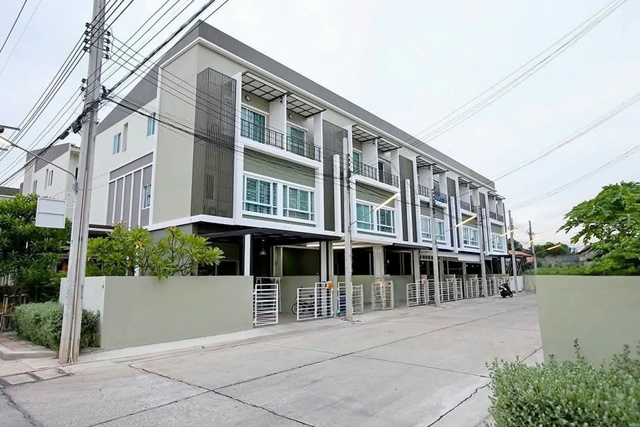 แยกสำนักงานเขตบึงกุ่ม เตรียมน้อม480.ม ม.นิด้า 2.5 กม.รามคำแหง140-146 ให้เช่าทาวน์เฮาส์หรู 3 ชั้น จัดเต็มเฟอร์ฯ เครื่องใช้ไฟฟ้า 19ตร.วา. 229 ตร.ม.เดอะพาซิโอ ทาวน์ 1.1 กม. ร่มรื่น เงียบสงบ ปลอดภัย 3 นอน 3 น้ำ 14-17,999 B-M. หาของกินสะดวก  เดินทางง่าย MRT สัมมากร 900 ม. ถ.รามคำแหงNIDA University 2.5 km. Ramkhamhaeng 140-146 away TRIAMUDOMSUKSANIMKLAO SCHOOL 480m.  Luxury 3-story townhouse for rent fully furnished  The Paseo Town 1.1km.19 sq.wa. 229 sq.m.  away Quiet peaceful and safe 3 bed 3 bath 14-17,999 B-M.Convenient dining options easy access to Sammakorn MRT station 900 m. Ramkhamhaeng Road. Bueng Kum Di