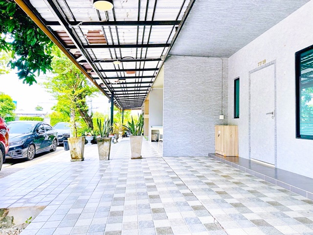 MRT แจ้งวัฒนะปากเกร็ด 28 3.3 กม.ติวานนท์-ปากเกร็ด ลดครั้งที่3 โรบินสัน ศรีสมาน 2.7 กม. ทาวน์โฮม 2 ชั้น ห้องหัวมุม 28 ตร.วา. 225 ตร.ม.พร้อมเฟอร์ฯ วิวสวน 21,999 B-M. รร.นานาชาติไนท์บริดจ์เฮาส์ 2.5 กม. 3 นอน 2 น้ำ ติดถนนติวานนท์ เหมาะสำหรับออฟฟิศ สำนักงาน หรือพักอาศัย วัดศรีรัตนาราม  อิมแพ็ค อารีน่าThird discount Robinson Srisaman 2.7 km. 2-story townhome corner unit 28 sq.wa. 225 sq.m. fully furnished garden view 21,999 B-M. Knightsbridge House International School 2.5 km. 3 bed 2 bath on Tiwanon Road ideal for an office or residence. Wat Srirattanaram Imp