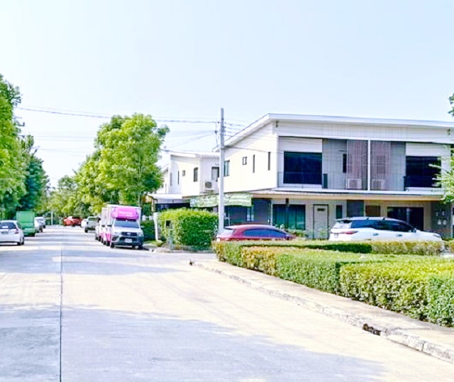 ลดครั้งที่3 โรบินสัน ศรีสมาน 2.7 กม.อิมแพ็ค อารีน่า เฟอร์ฯ วิวสวน ทาวน์โฮม 2 ชั้น ห้องหัวมุม 28 ตร.วา. 225 ตร.ม.พร้อม 21,998B-M. รร.นานาชาติไนท์บริดจ์เฮาส์ 2.5 กม. 3 นอน 2 น้ำ ติดถนนติวานนท์ เหมาะสำหรับออฟฟิศ สำนักงาน หรือพักอาศัย วัดศรีรัตนาราม  MRT แจ้งวัฒนะปากเกร็ด 28 3.3 กม. ติวานนท์-ปากเกร็ดImpact Arena fully furnished garden view Third discount Robinson Srisaman 2.7 km. 2-story townhome corner unit 28 sq.wa. 225 sq.m.  21,999 B-M. Knightsbridge House International School 2.5 km. 3 bed 2 bath on Tiwanon Road ideal for an office or residence. Wat Sri