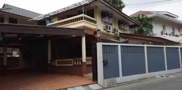 ให้เช่าบ้านเดี่ยว 2 ชั้น ซอย 20 มิถุนา เขตห้วยขวาง ใกล้ MRT สุทธิสาร และ MRT ห้วยขวาง เหมาะทำ Home Office บ้านทำเลดีมาก ตรงข้าม 7-11 ( จดบริษัทได้ )ราคาเช่า 70,000 บาท / เดือน ( ประกัน 2 เดือน ล่วงหน้า 1 เดือน )ที่ตั้ง ถนนสุทธิสารวินิจฉัย ซอย 20 มิถุนา แขวงสามเสนนอก เขตห้วยขวาง กรุงเทพมหานคร 10310ติดต่อ : คุณภัสพงณ์ 0634098164Line : binkem22https://www.facebook.com/profile.php?id=61581484955548เนื้อที่ 80 ตารางวา พื้นที่ใช้สอย 200 ตารางเมตร จำนวน 2 ช