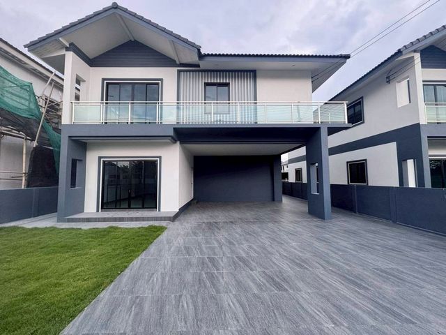 ราคาเพียง 4.5 ล้าน 65 ตรว. #โซนสันทราย บ้านเดี่ยวสร้างใหม่ 2 ชั้น #สไตล์โมเดิร์น ทำเลทอง ใกล้ #แยกลิขิตชีวัน – #รร.ต้นกล้า เดินทางสะดวก เข้าเมืองง่าย เหมาะสำหรับครอบครัวที่ต้องการบ้านใหม่ ทำเลดี พร้อมเข้าอยู่ทันที!พื้นที่ 65 ตร.ว.4 ห้องนอน4 ห้องน้ำห้องครัวที่จอดรถ 2 คันราคาเพียง 4.5 ล้านบาทอยากได้อสังหาโซนไหน สอบถามเข้ามาได้เลยm.me/northernlandchiangmai  ต้องการอสังหาแบบไหนที่ Northern Land Chiang