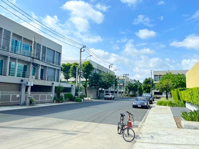 ให้เช่าทาวน์โฮม 3 ชั้น 3 นอน 3 น้ำ พัฒนาการ18-26 เดินทางสะดวก โนเบิล พระราม9 ARL รามคำแหง 1.8 กม.รร.นานาชาติคริสเตียนกรุงเทพ 1.9 กม. 22 ตร.วา. 264 ตร.ม. 41,999 B-M. เหมาะกับโฮมออฟฟิศ เดอะไนน์ พระราม 9 1.2 กม. Pattanakarn18-26 Rama9 ARL Ramkhamhaeng 1.8 km. 3-story townhome for rent  area 3 bed 3 bath Bangkok Christian International School 1.9 km. 22 sq.wa. 264 sq.m. 41,999 B-M. Soi . Suitable for home office. The Nine Rama 9 1.2 km. Convenient transportation. แยก-พัฒนาการ 25 ถ. พัฒนาการ18-26 อ่อนนุช ศรีนครินทร์  แขวงสวนหลวง เขตสวนหลวง กรุงเทพมหานคร22 ตร.วา. 264 ตร.ม