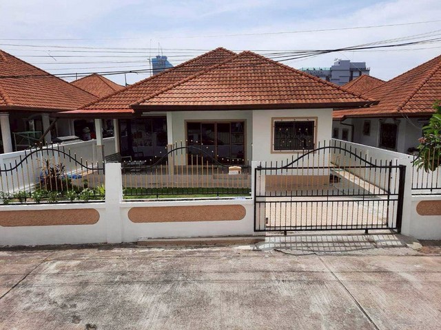 TEL:088-559 5199 คุณเอLine:https://line.me/ti/p/C0eGe0whLXขายบ้านสวย รีโนเวทใหม่ทั้งหลัง พัทยาที่ตั้ง: เอกมงคล 8 ซอย 8 ถนนเทพประเสริฐราคา 6.5 ล้านบาทบ้านนามคนไทยพื้นที่ใช้สอย 117 ตร.ม. (รวมลานบ้าน)ที่ดิน 65 ตร.วา พื้นที่กว้าง สามารถสร้างสระว่ายน้ำได้ลานบ้านขนาด 7 ม. × 1.8 ม.3 ห้องนอน2 ห้องน้ำ- ทาสีขาวกึ่งเงาใหม่ทั้งหลัง ทั้งภายใน ภายนอก และผนังรอบบ้าน- ครัวใหม่ พร้อมตู้ครัว กระเบื้อง และก๊อกน้ำชุดใหม่- กร