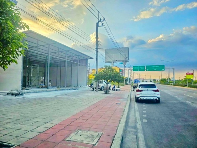 ตลาดพัฒนาการ 1.8 กม. ถ.พัฒนาการ ตัดใหม่ อ่อนนุช 66-72 MRT ศรีนุช 1.6 กม. ให้เช่าอาคารพาณิชย์ 1 ชั้น 4 คูหา (แบ่งเช่าได้) 48 ตร.ม. 12 ตร.วา.  รร.นานาชาติ Scholars Gateway SGIS 1.3 กม. ทำเลทอง ติดถนนใหญ่ 1 นอน 1 น้ำ 24,999 B-M.โรบินสัน ศรีนครินทร์ 2.2 กม. แหล่งชุมชน ช้อปปิ้ง OnNut 66-72MRT Srinuch 1.6 km. 1-story commercial building for rent 4 units can be rented separately 48 sq.m. 12 sq.wa. Scholars Gateway International School SGIS 1.3 km. Prime location on main road. 1 bed 1 bath 24,999 B-M. Robinson Srinakarin 2.2 km. Community shopping Phatthanakan Market 1.8 km. New Phatthanakan Road. แยก-ต่างระดับอ่อนนุช-พัฒนา