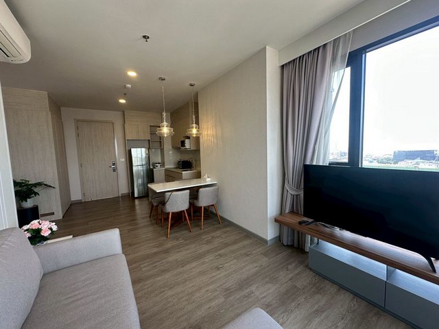 TEL:088-559 5199 คุณเอLine:https://line.me/ti/p/C0eGe0whLXCondo for Rent : KEEN CENTRE SRIRACHAใช้ชีวิตสะดวก สบาย กับคอนโดที่ทำเลดีที่สุดในศรีราชา เดินทางสะดวก ติดสุขุมวิท ราคาเช่า 40,000 บาท / เดือนมัดจำ 2 เดือน - ล่วงหน้า 1 เดือนชั้น 12 วิวเมือง - ทะเลพื้นที่ 67 ตร.ม.2 ห้องนอน 2 ห้องน้ำ เครื่องใช้ไฟฟ้าครบ ทำความสะอาดห้อง อาทิตย์ละ 2 ครั้งฟรีสิ่งอำนวยความสะดวก - สระว่ายชั้น 38- ฟิตเน็ทพร้อมเครื่อง ออกกำลังกายหลายชนิด- ออนเซ็นแยก