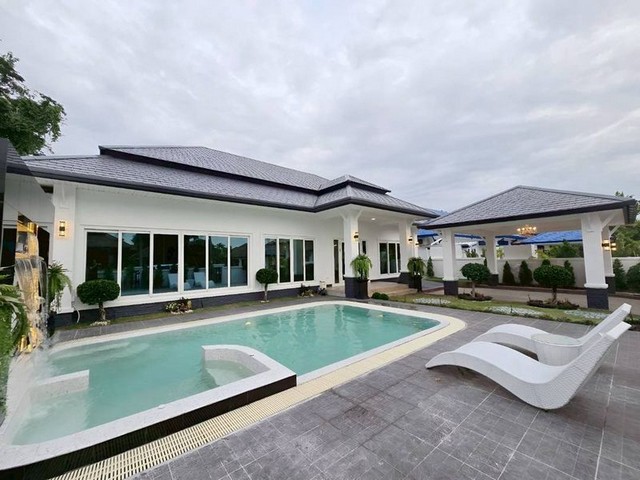 TEL:088-559 5199 คุณเอLine:https://line.me/ti/p/C0eGe0whLXขายบ้านเดี่ยว พูลวิลล่า พัทยา หนองปรือรับสัตว์เลี้ยง ขอคนดูแลรักษาความสะอาด  ราคาเช่า : 120,000 บาท/เดือน สัญญาเช่า:ขั้นต่ำ 1 ปี ประกัน 2 เดือน - ล่วงหน้า 1 เดือน  รายละเอียดทรัพย์สิน พื้นที่ใช้สอย 124 ตร.ว. 5 ห้องนอน 4 ห้องน้ำ 1 ห้องเก็บของ 1 ครัวยุโรป 1 ครัวไทย จอดรถในบ้านได้ 2คัน  - บิ้วอินผนัง Tv +TV - บิ้วอินเฟอร์นิเจอร์  - มีห้อง Walk in closet  - เตาและะฮู้ดดูดควัน - ต