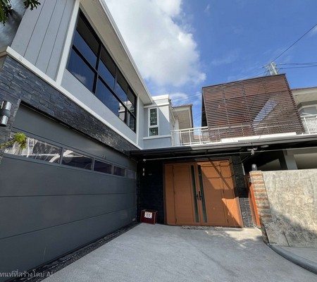 ขายด่วน บ้านเดี่ยว 2หลัง หมู่บ้านเศรณีคาซ่า ดอนเมือง ที่ดินรวม 106.3 ตร.วา บรรยากาศดี เดินทางสะดวก สนใจติดต่อ สุเมธ 061-949-8888ขาย บ้านเดี่ยว 2ชั้น หมู่บ้าน เศรณีคาซ่า ดอนเมืองที่ตั้งโครงการ :: 8 ซอย นาวงประชาพัฒนา 6 แขวงสีกัน ดอนเมือง กรุงเทพมหานคร 10210พิกัดโครงการ :: https://maps.app.goo.gl/7jsiYLuXXdCwksoU8รายละเอียดทรัพย์-เนื้อที่ขนาด 106.30 ตารางวา (เป็นบ้าน 2หลัง ทำทะลุติดกัน เนื้อที่ดินหลังละ 50.50 และ 5