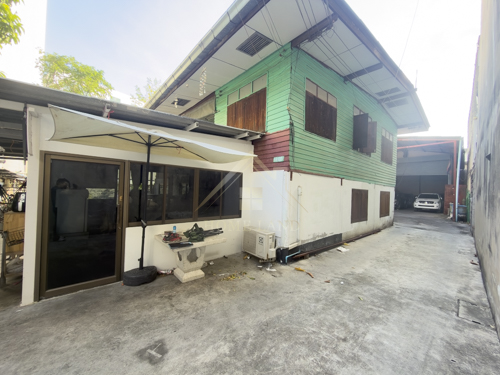 BHL1169ขาย / เช่า บ้าน และ โกดัง ซอย นนทรี 14 ยานนาวาที่ตั้ง :  497 ซอยนนทรี14แยก10 แขวงช่องนนทรี เขตยานนาวา กรุงเทพมหานครรายละเอียด- เนื้อที่ 192 ตร.ว. พื้นที่ใช้สอย 250 ตร.ม. - พื้นที่บ้าน 3 ห้องนอน 1 ห้องน้ำ- พื้นที่โกดัง 5 ห้องเอนกประสงค์ 3 ห้องน้ำ  - 6 ที่จอดรถ- หันหน้าทิศตะวันออกเฉียงเหนือทำเลใกล้เคียง - เซ็นทรัลพระราม 3- โลตัส พระราม 3- The Up- ตลาดรุ่งเจริญ- แม็คโคร- โฮมโปร- ธนาคารกรุงศรีสำ