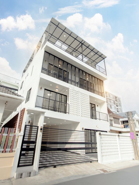 ขายโฮมออฟฟิศ 4 ชั้น กว่า 800 ตรม. 7 ห้องนอน ซอย 20 มิถุนา รีโนเวทใหม่ ใจกลางห้วยขวาง สุทธิสาร ห้วยขวาง ใกล้ MRT สุทธิสาร เหมาะทำออฟฟิศ หรืออยู่อาศัย *** ราคาพิเศษ 22 ล้านบาท พร้อมโอน  ติดต่อ::  ชยา โทร/ID Line:: 0942823961   Link Line:: https://line.me/ti/p/3xFA1An8Kcรหัส# TO1952 สุดยอดทาวน์โฮม 4 ชั้น ใจกลางห้วยขวาง ในซอย 20 มิถุนา รีโนเวทเหมือนสร้างใหม่- ขนาด 51 ตรว.- พื้นที่ใช้สอย 800 ตร.เมตร- 7 ห้องนอน- 5 ห้องน้ำ - 1 ห้องโถง- 1 โซนครัว- �