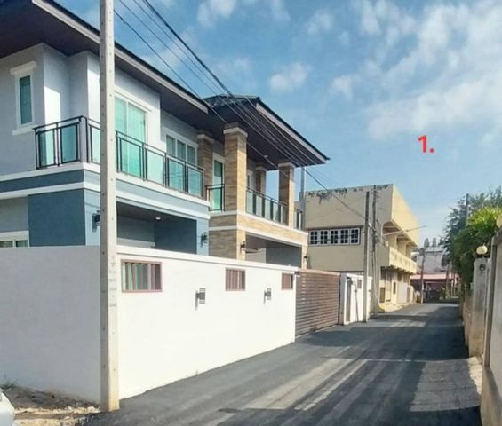 ขายต่ำกว่าราคาประเมิน เพียง 6.3 ล้าน 63 ตรว. #บ้านสร้างใหม่ในเมือง 2 ชั้น #โซนหนองประทีป พร้อมสระว่ายน้ำส่วนตัว สร้างด้วยวัสดุ #SCG ทั้งหลัง #ซื้ออยู่เองหรือปล่อยเช่าได้เนื้อที่ 63 ตารางวา พื้นที่ใช้สอย 249 ตารางเมตร 3 ห้องนอน 3 ห้องน้ำ 1 ห้องครัวสระว่ายน้ำระบบเกลือ 2 ที่จอดรถ แอร์ 4 เครื่องเครื่องทำน้ำอุ่นผ้าม่าน 2 ชั้น อย่างดีกันแสง UV สถานที่ใกล้เคียงโรงเรียนสารสาสน์เช