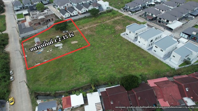 ขายที่ดินเปล่า ทำเลคุณภาพ ใกล้ 6 โรงเรียนนานาชาติถนนหลักกว้าง 12 เมตร  เหมาะสร้างบ้านพักอาศัย – โฮมออฟฟิศ หมู่บ้านมรกต เชียงใหม่ รายละเอียดที่ดินขนาดที่ดิน: 1 ไร่ 2 งาน 35 ตารางวา (รวม 635 ตารางวา)ราคาขาย: ตารางวาละ 25,000 บาทราคารวมทั้งแปลง: 15,875,000 บาท (ประมาณ 15.88 ล้านบาท)เอกสารสิทธิ์โฉนด พร้อมโอน ลักษณะทำเลตั้งอยู่ในโครงการ หมู่บ้านมรกตถนนภายในโครงการกว้าง รถเข้า–ออกสะดว�