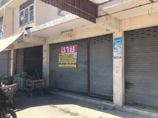 ขายที่ดินพร้อมสิ่งปลูกสร้างทำเลดี4ไร่ใกล้แหล่งชุมชนเนื้อที่ 4 ไร่หน้ากว้างติดถนน 90 เมตรลึก 60 เมตรที่ตั้งต.ปลายกลัด อ.บางซ้าย จ.พระนครศรีอยุธยาพิกัดhttps://www.google.com/maps?q=                                  14.37803039,                                  100.33306656รายละเอียดเพิ่มเติม-ห้องแถว2ชั้นทั้งหมด 22 ห้อง ห้องละ14-15 ตร.วา-1ห้องนอน2ห้องน้ำ1ห้องโถง-มีโครงสร้างตลาดเก่าปัจจุบันเลิกกิจการ-มีบ่อบำบัดน้ำเสีย/กังหันลม-มีเตาเผาขยะขน�