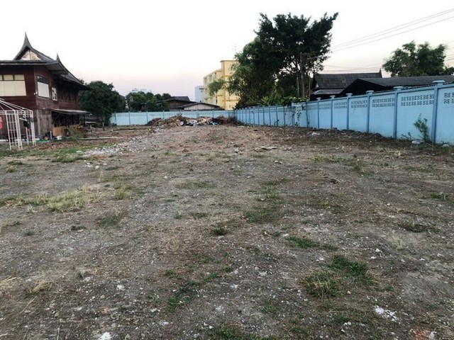 ขายถูกที่ดินเปล่า ซอยอ่อนนุช54 เข้าซอยมาประมาณ 450 ม.  เนื้อที่ 400 ตรว. แปลงที่ดินสวย ทำเลดี แหล่งชุมชน ใกล้รถไฟฟ้าสายสีเหลือง สภานีศรีนุชที่ตั้ง : ซอย อ่อนนุช 54 แขวง สวนหลวง แขวงสวนหลวง กรุงเทพมหานคร 10250-  เนื้อที่  400 ตร.ว. หน้ากว้าง 19 ม. x ลึก  78 ม.-  ที่ดินล้อมรั้วเรียบร้อย หันหน้าทิศใต้            -  แปลงที่ดินสี่เหลี่ยมผืนผ้าถมเรียบร้อยแล้ว แปลงสวยเหมาะทำ บ้าน, คอนโด, อพาร์ทเม้น