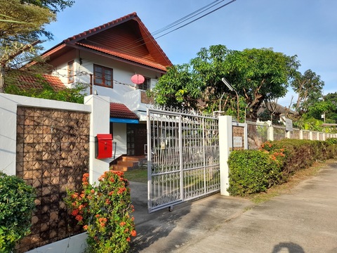 Sub1456ขายบ้าน 2ชั้น  ต.พิชัย ถ.ลำปาง-เชียงราย ราคา 3,650,000 บ. เจ้าของขายเองบ้านพร้อมอยู่ 2ชั้น ขนาด190ตรม.บนที่ดิน 160ตรว. 3ห้องนอน2ห้องน้ำ โถงบน ขนาด5.5×4ม. ห้องโถงชั้นล่าง รับแขก ทานอาหาร ครัวบิ้วท์อิน พร้อมเฟอร์นิเจอร์ ที่ตั้ง: 186หมู่2 ต.พิชัย ถ.ลำปาง-เชียงราย อ.เมือง จ.ลำปาง  อยู่ห่างจาก ศูนย์ราชการ  โรงพยาบล โรงเรียน ศูนย์การค้า สนามบิน เพียง 4 กม.      ราคา 3,650,000 บ. สนใจติดต่อ อำพล  โทร.081-9