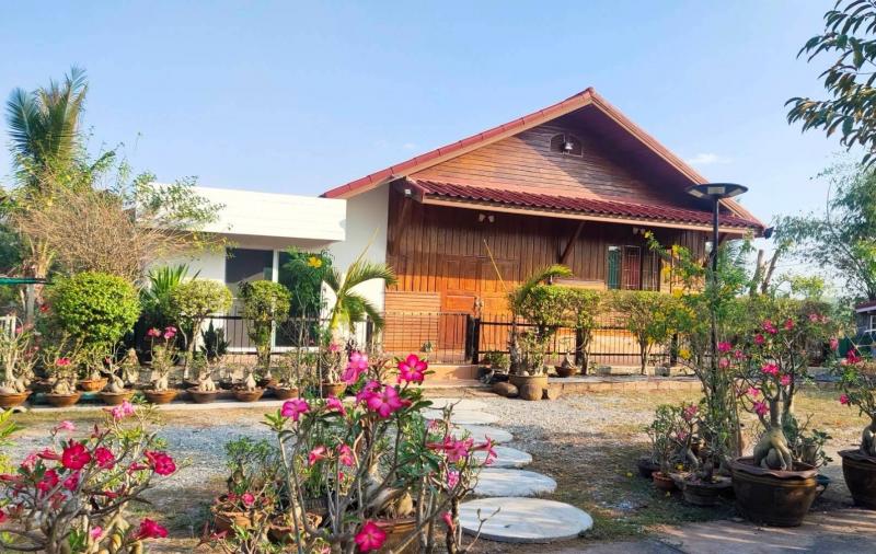 ขายบ้านสวน ทำเลดี 3 ไร่ 1 งาน จังหวัดอุดรธานีที่ตั้ง : ตำบลเชียงพิณ อำเภอเมืองอุดรธานี จังหวัดอุดรธานี 41000ขนาดพื้นที่ : 3 ไร่ 1 งาน โฉนดครุฑแดง พร้อมโอนรายละเอียดบ้านหลังที่ 1  -3 ห้องนอน 1 ห้องโถง-2 ห้องน้ำ -1 ห้องครัว -มีแอร์ทุกห้อง รวมห้องครัว รวม 5 เครื่อง-เฟอร์นิเจอร์ครบ พร้อมเข้าอยู่บ้านหลังที่ 2 (บ้านไม้กึ่งปูน 2 ชั้น ยกสูง)-1 ห้องนอน-1 ห้องน้ำ-เสาไม้สักต้นใหญ่ แข็งแรง-ช