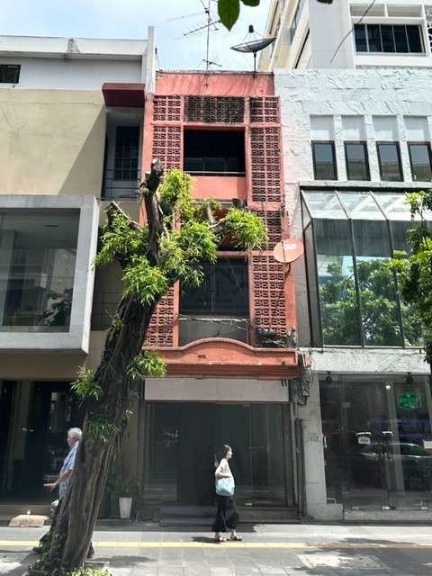 ให้เช่าอาคารพาณิชย์ 3 ชั้น 1 คูหา ติดหน้าถนนเมน สุขุมวิท ใกล้ Emquatier 500 เมตร ใกล้  BTS พร้อมพงษ์ เพียง 500 เมตร แหล่งอาศัยของชาวต่างชาติ *** ราคาเช่า 160,000 บาท/เดือน  ติดต่อ:: คุณชยา โทร/ID Line:: 0942823961   Link Line:: https://line.me/ti/p/3xFA1An8Kcรหัส# T25-625อาคารพาณิชย์ 3 ชั้น 1 คูหา ติดหน้าถนนเมน สุขุมวิท ใกล้ Emquatier 500 เมตร ใกล้  BTS พร้อมพงษ์ ทำเลดีมาก มีคนสัญจรไปมา แหล่งอาศัยของชาวต่างชาติ -- เนื้อที่ 11 ตรว-- พื้นที่ใช้สอย 130 ตร�