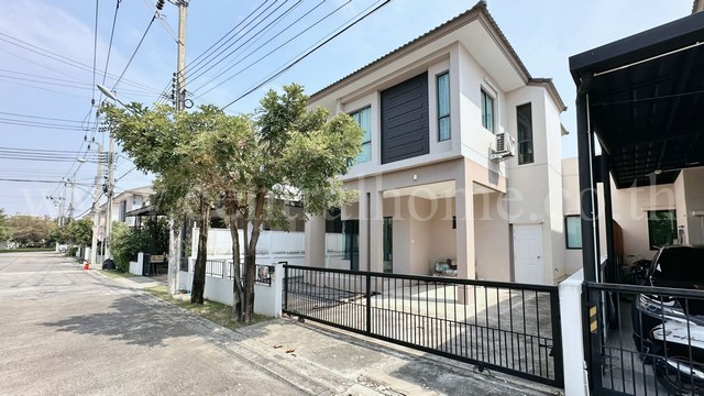 รหัสทรัพย์ 6081บ้านแฝด ธนาฮาบิแทต ราชพฤกษ์ - สิรินธร สภาพดี แปลงใหญ่ มีพื้นที่ด้านหลังที่ตั้ง : ถนนบางกรวย - จงถนอม ตำบลมหาสวัสดิ์ อำเภอบางกรวย จังหวัดนนทบุรี 11130รายละเอียดทรัพย์- บ้านแฝด&nbsp;2 ชั้น,&nbsp;ขนาดพื้นที่ 49.7&nbsp;ตารางวา พื้นที่ใช้สอย 140&nbsp;ตารางเมตร- 3&nbsp;ห้องนอน, 2&nbsp;ห้องน้ำ,&nbsp;1&nbsp;ห้องรับแขก, 2 ที่จอดรถ-&nbsp;ชั้นล่างพื้นแกรนิตโต้, ชั้นบนพื้นลามิเนต- แอร์&nbsp;2&nbsp;เครื่อง, เครื่อ�